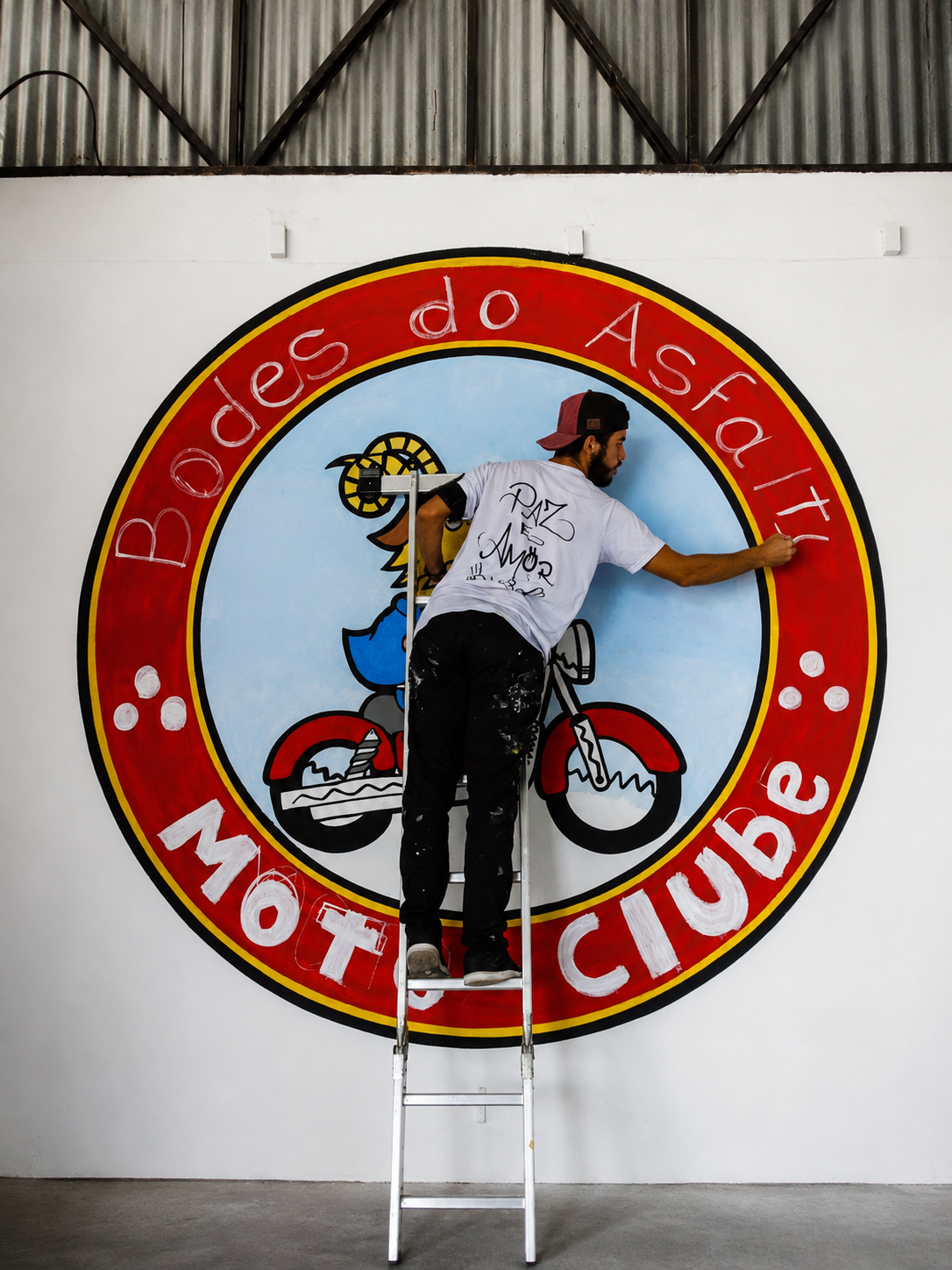 Detalle del logotipo pintado en el motoclub